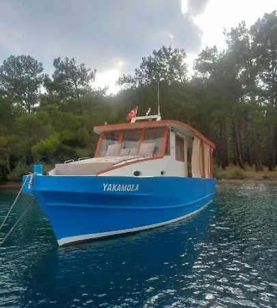 Botel Yakamoz A